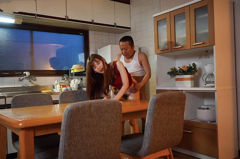Thiên thần nhỏ bị chồng yêu mới của mẹ nện mỗi ngày, cho dù đã có người yêu