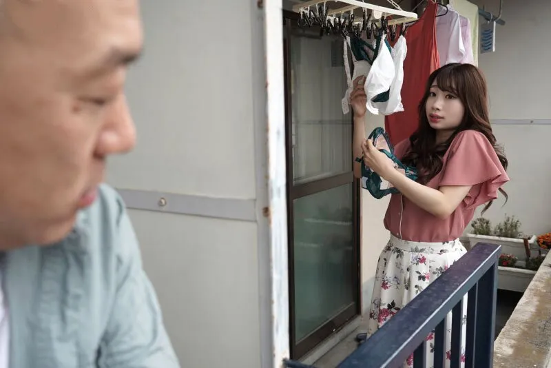 Gã cạnh bên nhà chuyên soi mói và cặp cô vợ người chồng thường xuyên rên la quá to