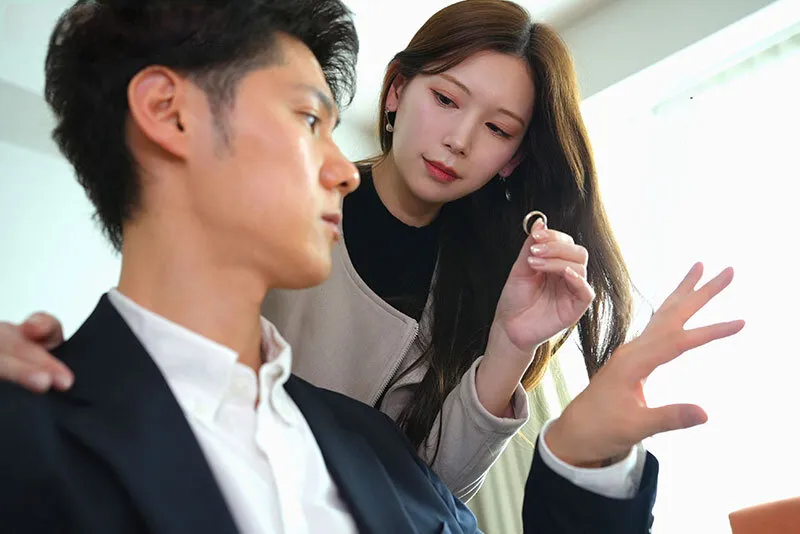Người vợ đi đi chơi, ông chồng ở nhà bị nhỏ em vợ yêu gạ đụ không trượt phát nào
